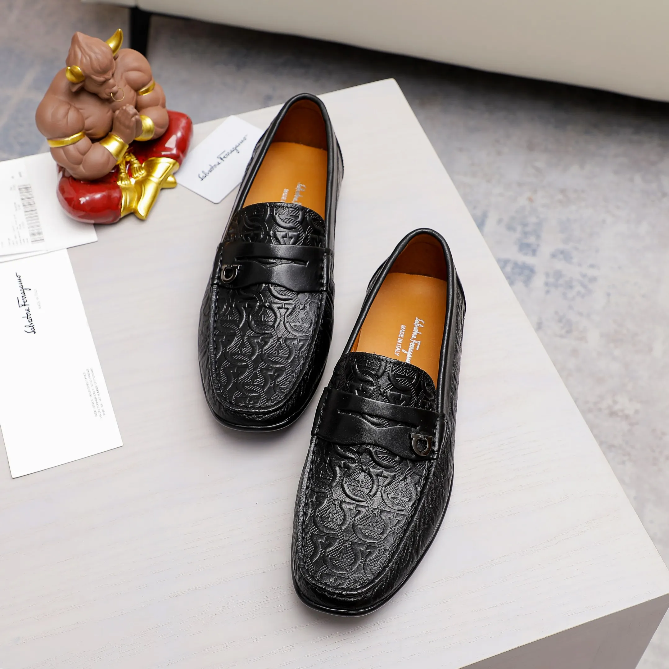 Men's clothing and shoes💰360 🔥Ferragamo's new men's casual slip-on shoes🇨🇳Official website original 1:1 mold opening, original quality💯Fine workmanship, high-end luxury☘The upper is made of imported Italian first-layer cowhide🌴Top layer🐷Leather lining🍓Rubber wear-resistant and non-slip outsole, breathable and comfortable to wear🍍The first choice for high-grade men🍉Black, brown. Code number 38-45